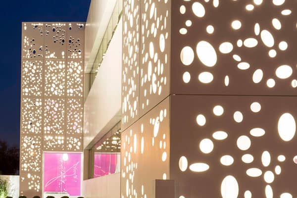 沖孔花型鋁單板晚上效果